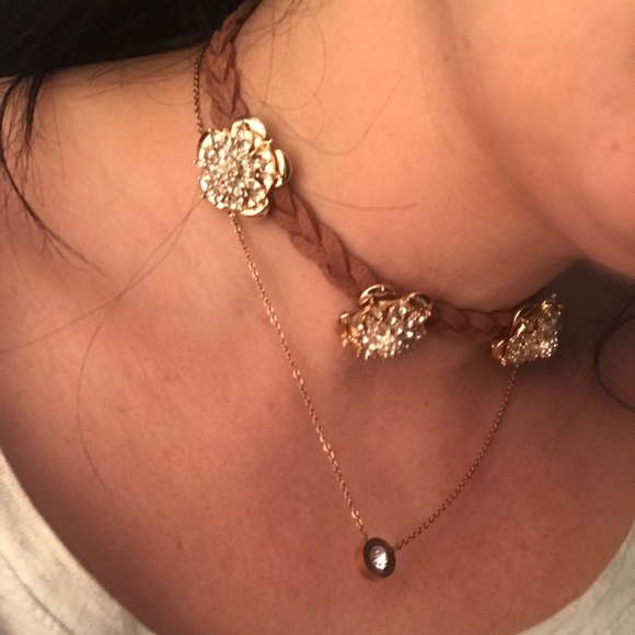 Jewelry - Beautiful brown leather choker w GP Flowers. NEW💕